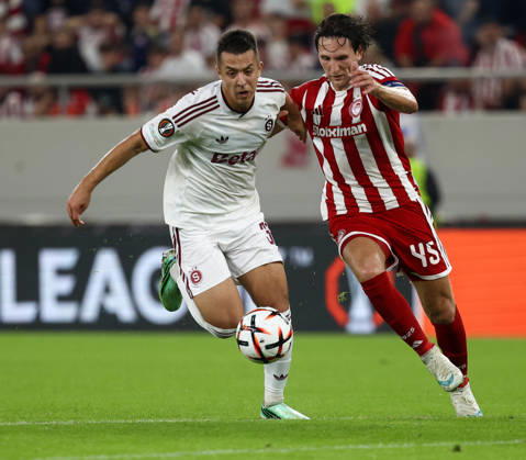 Olympiacos F.C. v AC Sparta Prague UEFA Europa League Panagiotis Retsos of Olympiacos F.C. and Hugo Sochurek of AC Sparta Prague during the UEFA Europa League match at Karaiskakis Stadium, Piraeus 22 10 2026 UK Newspapers OUT Copyright: xYannisxHalasx FIL-24108-0041