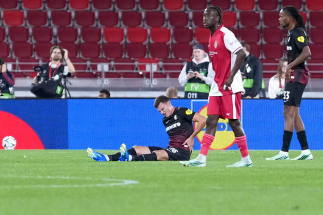 Yannik Engelhardt (SC Freiburg, 16) am Boden, Verletzung, muss ausgewechselt werden , Monaco, Fussball, UEFA Conference League, 2. Spieltag, Ligaphase , 2026 2027, AS Monaco vs. SC Freiburg, 22.10.2026, Stade Louis II, Monaco Monaco Stade Louis II Fontvieille Monaco Copyright: xArnexAmbergx