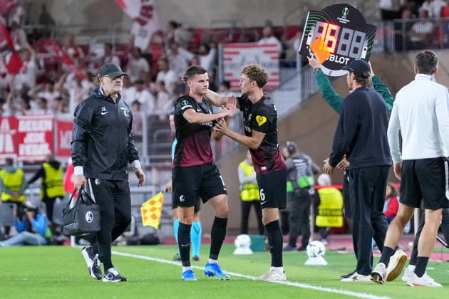 Yannik Engelhardt (SC Freiburg, 16) Verletzung, muss ausgewechselt werden, Patrick Osterhage (SC Freiburg, 06) , Monaco, Fussball, UEFA Conference League, 2. Spieltag, Ligaphase , 2026 2027, AS Monaco vs. SC Freiburg, 22.10.2026, Stade Louis II, Monaco Monaco Stade Louis II Fontvieille Monaco Copyright: xArnexAmbergx