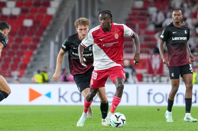 Patrick Osterhage (SC Freiburg, 06) im Zweikampf mit Mamadou Coulibaly (AS Monaco, 28) , Monaco, Fussball, UEFA Conference League, 2. Spieltag, Ligaphase , 2026 2027, AS Monaco vs. SC Freiburg, 22.10.2026, Stade Louis II, Monaco Monaco Stade Louis II Fontvieille Monaco Copyright: xArnexAmbergx