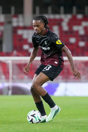 Jordy Makengo (SC Freiburg, 33) am Ball , Monaco, Fussball, UEFA Conference League, 2. Spieltag, Ligaphase , 2026 2027, AS Monaco vs. SC Freiburg, 22.10.2026, Stade Louis II, Monaco Monaco Stade Louis II Fontvieille Monaco Copyright: xArnexAmbergx