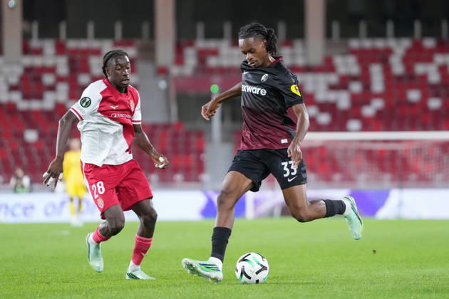 Mamadou Coulibaly (AS Monaco, 28) im Zweikampf mit Jordy Makengo (SC Freiburg, 33) , Monaco, Fussball, UEFA Conference League, 2. Spieltag, Ligaphase , 2026 2027, AS Monaco vs. SC Freiburg, 22.10.2026, Stade Louis II, Monaco Monaco Stade Louis II Fontvieille Monaco Copyright: xArnexAmbergx