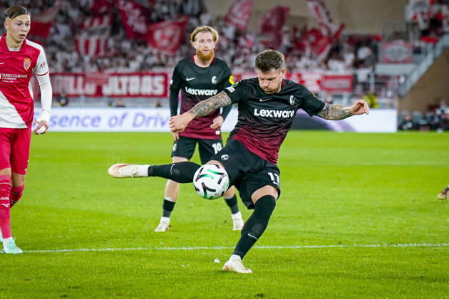 Fussball UEFA Conference League 2026 - 2027, 2. Spieltag - AS Monaco vs SC Freiburg - Stadion Louis II (Monaco): Lukas Kübler (SC Freiburg, 17) am Ball Copyright: xJOERANxSTEINSIEKx