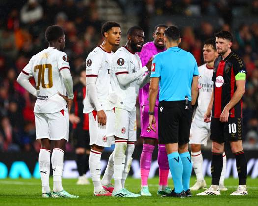 Mike Maignan of AC Milan speaks with referee Vassilis Fotias after being sent off AFC Bournemouth v AC Milan, UEFA Europa League, Football, Vitality Stadium, Bournemouth, UK - 22 Oct 2026Bournemouth Vitality Stadium United Kingdom  Copyright: xJamesxMarsh Shutterstockx 17230046bg