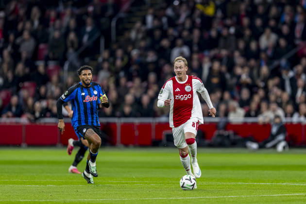 AMSTERDAM - (l-r) Atalanta midfielder Éderson and Ajax midfielder Julian Brandt during the UEFA Conference League match between Ajax and Atalanta at Johan Cruijff ArenA on 22 October 2026 in Amsterdam, Nederland. (Photo by DeFodi Images) -