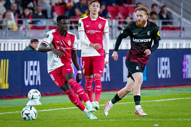 Fussball UEFA Conference League 2026 - 2027, 2. Spieltag - AS Monaco vs SC Freiburg - Stadion Louis II (Monaco): Lamine Camara (AS Monaco, 8) Mathys Detourbet (AS Monaco, 7) Niklas Beste (SC Freiburg, 19) Copyright: xJOERANxSTEINSIEKx