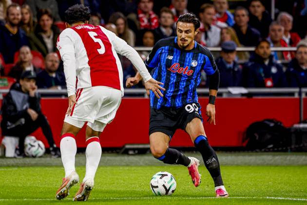 AMSTERDAM - Eljif Elmas of Atalanta BC dribbles with the ball under pressure from Owen Wijndal of AFC Ajax during the UEFA Conference League match between AFC Ajax and Atalanta BC at the Johan Cruijff ArenA on October 22, 2026 in Amsterdam, the Netherlands. WART BRINKERHOF ANP Conference League 2026 27 xVIxANPxSportx xMarcelxterxBalsxIVx 573296048 originalFilename: 573296048.jpg