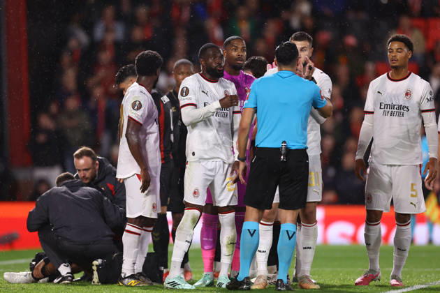 Bournemouth v AC Milan 22 October 2026, Bournemouth - UEFA Europa League - Bournemouth v AC Milan - Referee Vasilis Fotias is surrounded AC Milan players as he awaits a verdict on a red card from the VAR team - Photo: Jacques Feeney Offside. Bournemouth UK Copyright: xJacquesxFeeneyx xOffsidexOffside