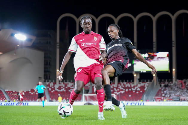 Mamadou Coulibaly (AS Monaco, 28) im Zweikampf mit Jordy Makengo (SC Freiburg, 33) , Monaco, Fussball, UEFA Conference League, 2. Spieltag, Ligaphase , 2026 2027, AS Monaco vs. SC Freiburg, 22.10.2026, Stade Louis II, Monaco Monaco Stade Louis II Fontvieille Monaco Copyright: xArnexAmbergx