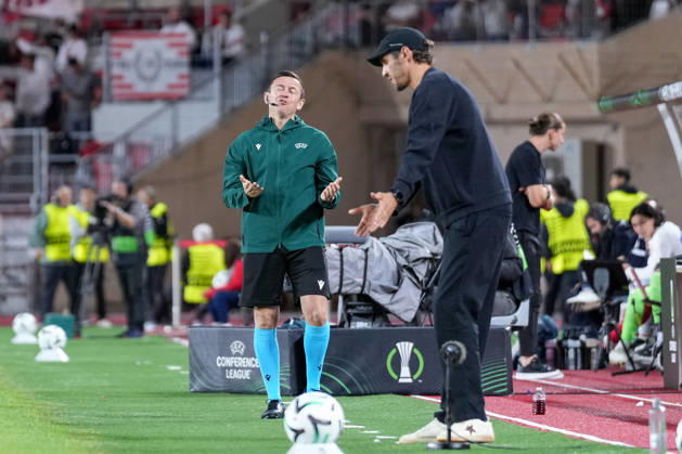 Tony Harrington (Vierter Offizieller) im Gespräch mit Julian Schuster (SC Freiburg, Trainer) , Monaco, Fussball, UEFA Conference League, 2. Spieltag, Ligaphase , 2026 2027, AS Monaco vs. SC Freiburg, 22.10.2026, Stade Louis II, Monaco Monaco Stade Louis II Fontvieille Monaco Copyright: xArnexAmbergx