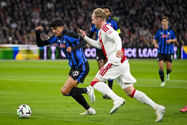 AMSTERDAM - (lr) Raoul Bellanova of Atalanta BC and Julian Brandt of Ajax during the UEFA Conference League match between AFC Ajax and Atalanta BC at the Johan Cruijff ArenA on 22 October 2026 in Amsterdam, the Netherlands. OLAF KRAAK ANP UEFA Conference League 2026 27 xVIxANPxSportx xxANPxIVx 573296361 originalFilename: 573296361.jpg