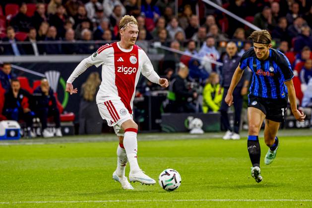 AMSTERDAM - Julian Brandt of AFC Ajax passes the ball under pressure from Charles De Ketelaere of Atalanta BC during the UEFA Conference League match between AFC Ajax and Atalanta BC at the Johan Cruijff ArenA on October 22, 2026 in Amsterdam, the Netherlands. WART BRINKERHOF ANP Conference League 2026 27 xVIxANPxSportx xMarcelxterxBalsxIVx 573296808 originalFilename: 573296808.jpg