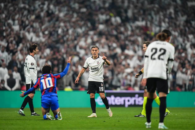 Besiktas v Crystal Palace - UEFA Europa League ISTANBUL, TURKIYE - OCTOBER 22: Leandro Trossard (19) of Besiktas argues with the referee during the UEFA Europa League match between Besiktas and Crystal Palace at Tupras Stadium in Istanbul, Turkiye on October 22, 2026. Hakan Akgun Anadolu Istanbul Turkey. Editorial use only. Please get in touch for any other usage.  Copyright: x2026xAnadoluxHakanxAkgunx