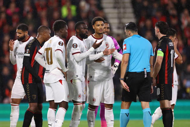 Bournemouth v AC Milan 22 October 2026, Bournemouth - UEFA Europa League - Bournemouth v AC Milan - Referee Vasilis Fotias is surrounded AC Milan players as he awaits a verdict on a red card from the VAR team - Photo: Jacques Feeney Offside. Bournemouth UK Copyright: xJacquesxFeeneyx xOffsidexOffside