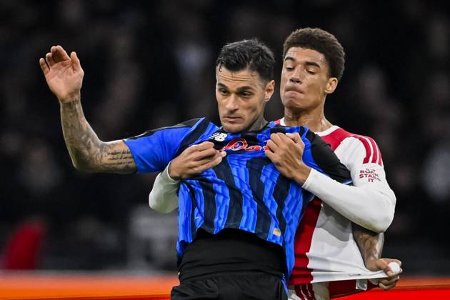 AMSTERDAM - (lr) Gianluca Scamacca of Atalanta BC and Aaron Bouwman of Ajax during the UEFA Conference League match between AFC Ajax and Atalanta BC at the Johan Cruijff ArenA on 22 October 2026 in Amsterdam, the Netherlands. OLAF KRAAK ANP UEFA Conference League 2026 27 xVIxANPxSportx xxANPxIVx 573297662 originalFilename: 573297662.jpg