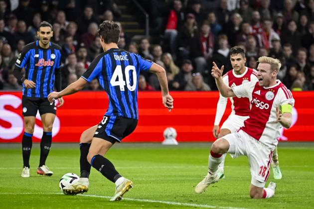 AMSTERDAM - (lr) Davide Zappacosta of Atalanta BC, Relja ObriÄ‡ of Atalanta BC, Lucas Rosa of Ajax and Davy Klaassen of Ajax during the UEFA Conference League match between AFC Ajax and Atalanta BC at the Johan Cruijff ArenA on 22 October 2026 in Amsterdam, the Netherlands. OLAF KRAAK ANP UEFA Conference League 2026 27 xVIxANPxSportx xxANPxIVx 573298301 originalFilename: 573298301.jpg