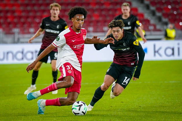 Fussball UEFA Conference League 2026 - 2027, 2. Spieltag - AS Monaco vs SC Freiburg - Stadion Louis II (Monaco): Edan Diop (AS Monaco, 37) Yuito Suzuki (SC Freiburg, 14) Copyright: xJOERANxSTEINSIEKx