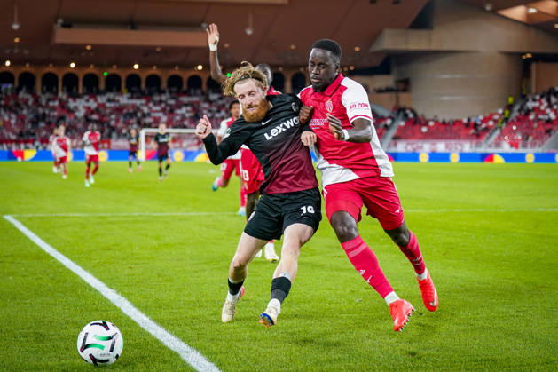 Fussball UEFA Conference League 2026 - 2027, 2. Spieltag - AS Monaco vs SC Freiburg - Stadion Louis II (Monaco): Niklas Beste (SC Freiburg, 19) und Jordan Teze (AS Monaco, 4) im Zweikampf Copyright: xJOERANxSTEINSIEKx