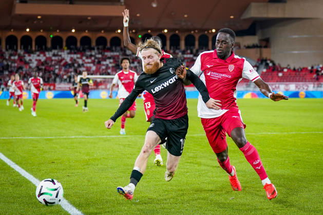 Fussball UEFA Conference League 2026 - 2027, 2. Spieltag - AS Monaco vs SC Freiburg - Stadion Louis II (Monaco): Niklas Beste (SC Freiburg, 19) und Jordan Teze (AS Monaco, 4) im Zweikampf Copyright: xJOERANxSTEINSIEKx