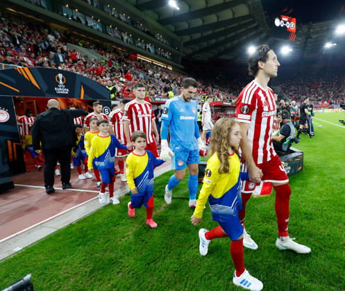 Olympiacos F.C. v AC Sparta Prague UEFA Europa League Olympiacos F.C. players enter the pitch during the UEFA Europa League match at Karaiskakis Stadium, Piraeus 22 10 2026 UK Newspapers OUT Copyright: xYannisxHalasx FIL-24108-0065