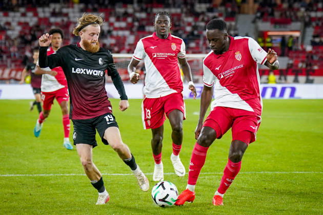 Fussball UEFA Conference League 2026 - 2027, 2. Spieltag - AS Monaco vs SC Freiburg - Stadion Louis II (Monaco): Niklas Beste (SC Freiburg, 19) und Jordan Teze (AS Monaco, 4) im Zweikampf Copyright: xJOERANxSTEINSIEKx