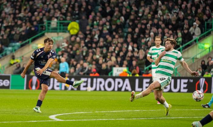 Javi Rodriguez of Celta Vigo scores to give Celta Vigo a 1-2 lead Celtic v Celta Vigo, UEFA Europa League, Football, Celtic Park, Glasgow, Scotland, UK - 22 Oct 2026Glasgow Celtic Park Scotland United Kingdom  Copyright: xStuartxWallace Shutterstockx 17230137cs