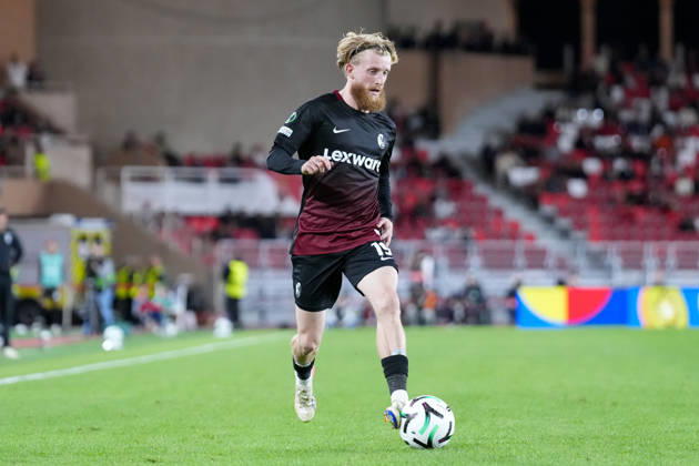 Niklas Beste (SC Freiburg, 19) am Ball , Monaco, Fussball, UEFA Conference League, 2. Spieltag, Ligaphase , 2026 2027, AS Monaco vs. SC Freiburg, 22.10.2026, Stade Louis II, Monaco Monaco Stade Louis II Fontvieille Monaco Copyright: xArnexAmbergx
