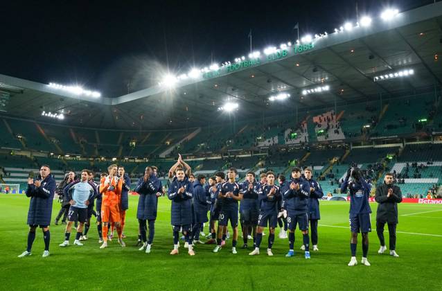 Celta Vigo players celebrate in front of their fans at full-time. Final score Celtic 1 Celta Vigo 2. Celtic v Celta Vigo, UEFA Europa League, Football, Celtic Park, Glasgow, Scotland, UK - 22 Oct 2026Glasgow Celtic Park Scotland United Kingdom  Copyright: xStuartxWallace Shutterstockx 17230137di