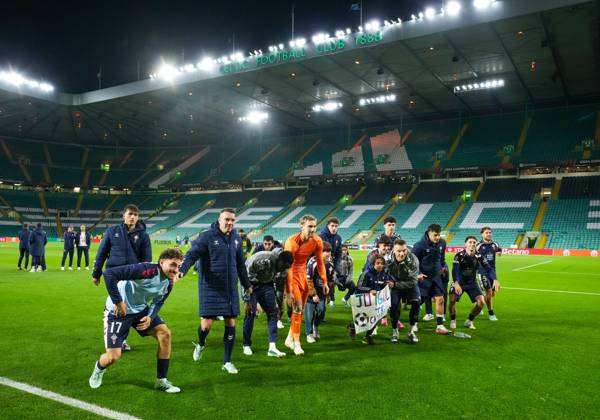 Celta Vigo players celebrate in front of their fans at full-time. Final score Celtic 1 Celta Vigo 2. Celtic v Celta Vigo, UEFA Europa League, Football, Celtic Park, Glasgow, Scotland, UK - 22 Oct 2026Glasgow Celtic Park Scotland United Kingdom  Copyright: xStuartxWallace Shutterstockx 17230137dl