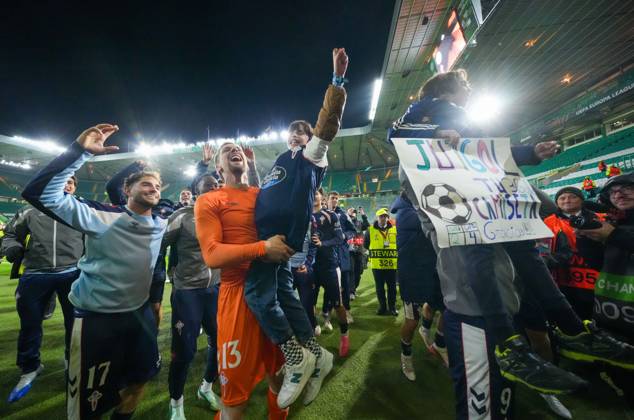 Celta Vigo players celebrate with their fans at full-time. Final score Celtic 1 Celta Vigo 2. Celtic v Celta Vigo, UEFA Europa League, Football, Celtic Park, Glasgow, Scotland, UK - 22 Oct 2026Glasgow Celtic Park Scotland United Kingdom  Copyright: xStuartxWallace Shutterstockx 17230137dp