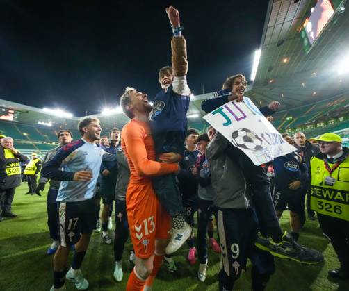 Celta Vigo goalkeeper Ionut Radu lifts a young fan as they celebrate at full-time. Final score Celtic 1 Celta Vigo 2. Celtic v Celta Vigo, UEFA Europa League, Football, Celtic Park, Glasgow, Scotland, UK - 22 Oct 2026Glasgow Celtic Park Scotland United Kingdom  Copyright: xStuartxWallace Shutterstockx 17230137dt