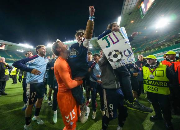 Celta Vigo goalkeeper Ionut Radu lifts a young fan as they celebrate at full-time. Final score Celtic 1 Celta Vigo 2. Celtic v Celta Vigo, UEFA Europa League, Football, Celtic Park, Glasgow, Scotland, UK - 22 Oct 2026Glasgow Celtic Park Scotland United Kingdom  Copyright: xStuartxWallace Shutterstockx 17230137dq
