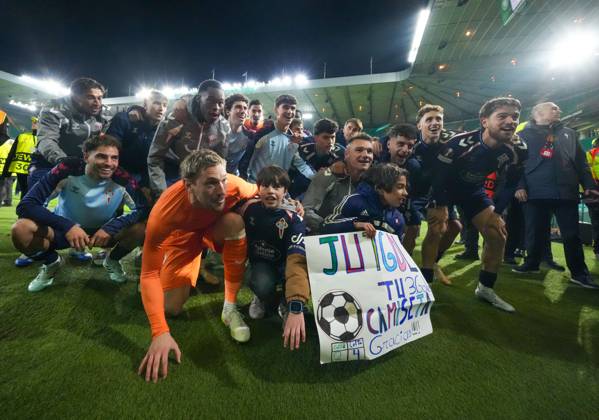 Celta Vigo players celebrate with their fans at full-time. Final score Celtic 1 Celta Vigo 2. Celtic v Celta Vigo, UEFA Europa League, Football, Celtic Park, Glasgow, Scotland, UK - 22 Oct 2026Glasgow Celtic Park Scotland United Kingdom  Copyright: xStuartxWallace Shutterstockx 17230137du
