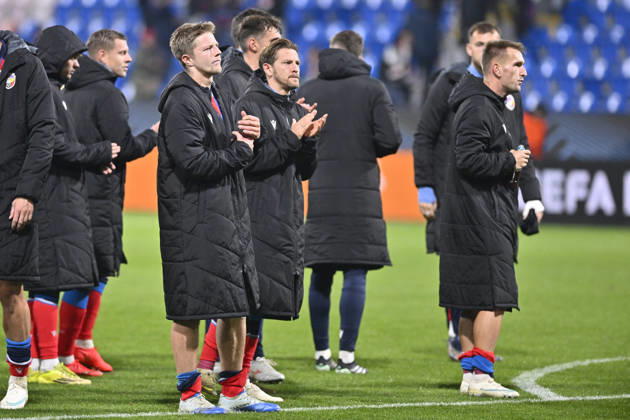 Fotball UEFA Europa League 3rd round match: Viktoria Plzen vs Levski Sofia in Pilsen, Czech Republic, October 22, 2026. Football players of FC Viktoria Plzen greet fans. (CTKxPhoto MiroslavxChaloupka) CTKPhotoP2026102210567  CTKPhotoP2026102210567