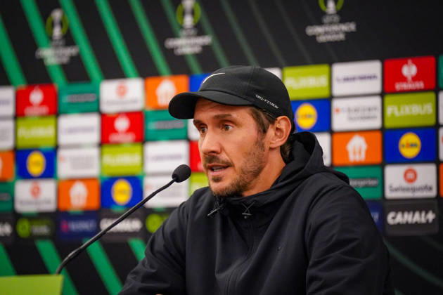 Fussball UEFA Conference League 2026 - 2027, 2. Spieltag - AS Monaco vs SC Freiburg - Stadion Louis II (Monaco): Julian Schuster (Trainer, SC Freiburg) Pressekonferenz, Medien, Mimik, Gesichtsausdruck, Emotion Copyright: xJOERANxSTEINSIEKx