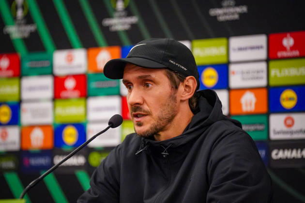 Fussball UEFA Conference League 2026 - 2027, 2. Spieltag - AS Monaco vs SC Freiburg - Stadion Louis II (Monaco): Julian Schuster (Trainer, SC Freiburg) Pressekonferenz, Medien, Mimik, Gesichtsausdruck, Emotion Copyright: xJOERANxSTEINSIEKx