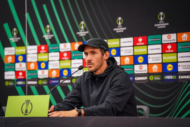 Fussball UEFA Conference League 2026 - 2027, 2. Spieltag - AS Monaco vs SC Freiburg - Stadion Louis II (Monaco): Julian Schuster (Trainer, SC Freiburg) Pressekonferenz, Medien, Mimik, Gesichtsausdruck, Emotion Copyright: xJOERANxSTEINSIEKx