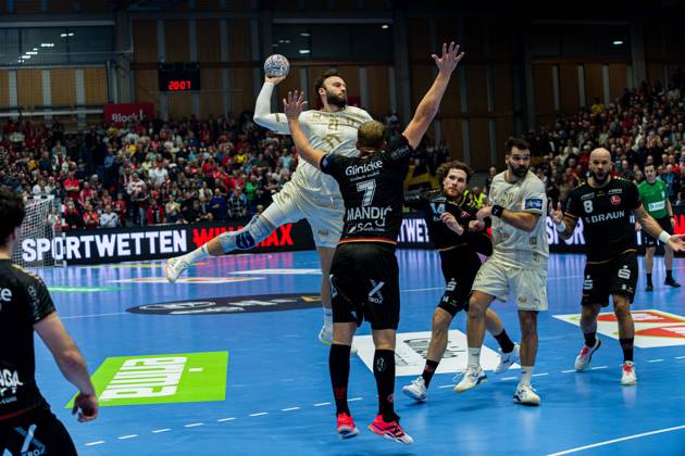 Kassel, Deutschland 22. Oktober 2026: EHF Champions League - 2026 2027 - Gruppenphase - Gruppe B - Sp. 5 - MT Melsungen gegen Orlen Wisla Plock Im Bild: v. li. im Zweikampf Zoltan Szita Zoltan Szita (SPR) und David MandiÄ‡ Mandic (MT) Rothenbach-Halle Hessen Copyright: xFotostandx xKruczynskix