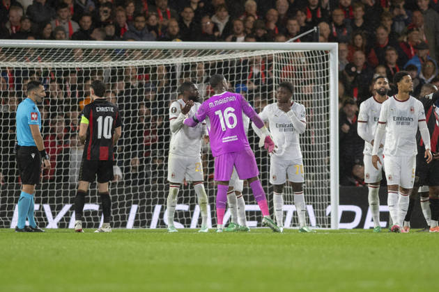 AFC Bournemouth v AC Milan, UEFA Europa League Mike Maignan of Milan talks to teammates after being sent off during AFC Bournemouth v AC Milan UEFA Europa League Matchday 3 at the Vitality Stadium, Bournemouth, England on 22 October 2026 Credit: Andy Thomas Every Second Media Editorial use only. All images are copyright Every Second Media Limited. No images may be reproduced without prior permission. Copyright: xIMAGO EveryxSecondxMediax ESM-2245-0027 AndyxThomasx xEveryxSecondxMediax