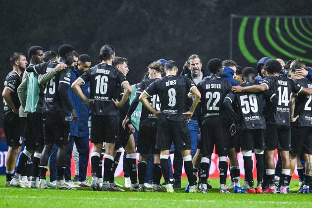 Rik De Mil, head coach of KAA Gent and his players look dejected after losing a soccer game between Portuguese SC Braga and Belgian soccer team KAA Gent, Thursday 22 October 2026 in Braga, Portugal, the second match in the UEFA Conference League league phase. TOM GOYVAERTS TomxGoyvaerts  x190703016x