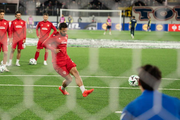 THUN, BERN - OCTOBER 22: Marco Bürki of FC Thun warms up before the UEFA Conference League match between FC Thun and HNK Hajduk Split at VISANA STADION on October 22, 2026 in Thun, Bern, Switzerland. Copyright: xLivioxBaeriswylx xSPPx Sportspressphoto_SPR263705