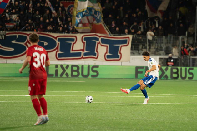 THUN, BERN - OCTOBER 22: Dennis Hadžikaduni? of HNK Hajduk Split during the UEFA Conference League match between FC Thun and HNK Hajduk Split at VISANA STADION on October 22, 2026 in Thun, Bern, Switzerland. Copyright: xLivioxBaeriswylx xSPPx Sportspressphoto_SPR263725