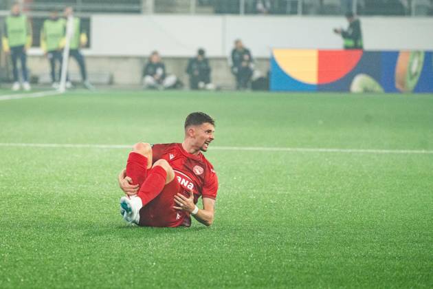 THUN, BERN - OCTOBER 22: Fabio Fehr of FC Thun falls to the ground during the UEFA Conference League match between FC Thun and HNK Hajduk Split at VISANA STADION on October 22, 2026 in Thun, Bern, Switzerland. Copyright: xLivioxBaeriswylx xSPPx Sportspressphoto_SPR263739