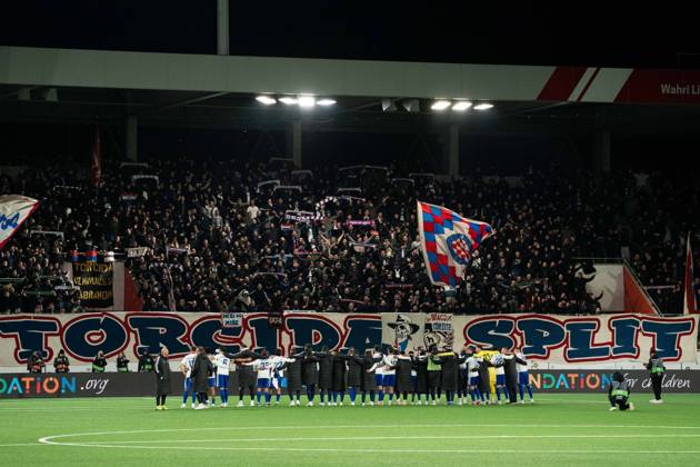 THUN, BERN - OCTOBER 22: Fans of HNK Hajduk Split celebrate their players after the victory in the UEFA Conference League match between FC Thun and HNK Hajduk Split at VISANA STADION on October 22, 2026 in Thun, Bern, Switzerland. Copyright: xLivioxBaeriswylx xSPPx Sportspressphoto_SPR263750