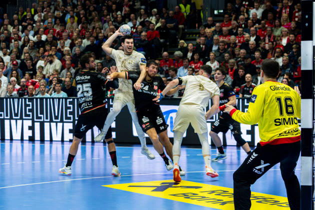 Kassel, Deutschland 22. Oktober 2026: EHF Champions League - 2026 2027 - Gruppenphase - Gruppe B - Sp. 5 - MT Melsungen gegen Orlen Wisla Plock Im Bild: v. li. im Zweikampf Olle Forsell-Schefvert (MT), GergÅ‘ Fazekas Gergo Fazekas (SPR) und Daniel Dujshebaev (MT) Rothenbach-Halle Hessen Copyright: xFotostandx xKruczynskix