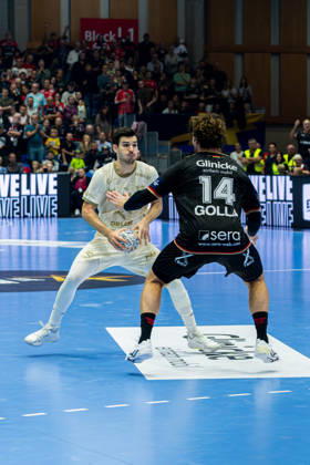 Kassel, Deutschland 22. Oktober 2026: EHF Champions League - 2026 2027 - Gruppenphase - Gruppe B - Sp. 5 - MT Melsungen gegen Orlen Wisla Plock Im Bild: v. li. im Zweikampf GergÅ‘ Fazekas Gergo Fazekas (SPR) und Johannes Golla (MT) Rothenbach-Halle Hessen Copyright: xFotostandx xKruczynskix