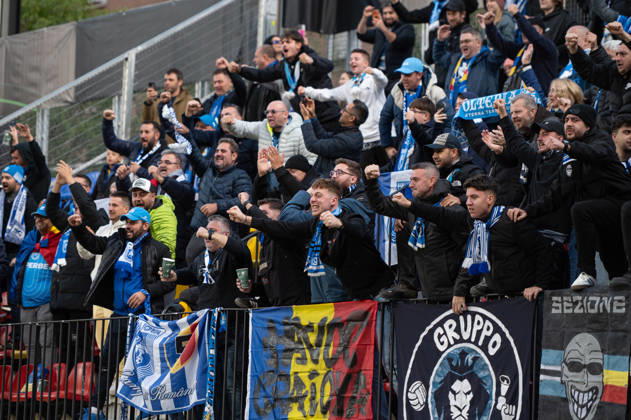Inter Club Escaldes v Universitatae Craiova - UEFA Conference League Universitatea Craiova supporters celebrate a goal scored by Assad Al Hamlawi, player number 9 of Universitatea Craiova, during the UEFA Conference League match against Inter Club d Escaldes at New FAF Stadium in Encamp, Andorra, on October 22, 2026. Encamp Andorra Andorra  Copyright: xWalterxCunhax originalFilename:cunhacarvalho-notitle261022_npfmx.jpg