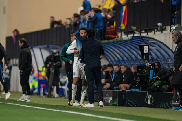 Inter Club Escaldes v Universitatae Craiova - UEFA Conference League Filipe Coelho, head coach of Universitatea Craiova, hugs Assad Al Hamlawi, player number 9 of Universitatea Craiova, after the substitution of the forward during the UEFA Conference League match between Inter Club d Escaldes and Universitatea Craiova at New FAF Stadium in Encamp, Andorra, on October 22, 2026. Encamp Andorra Andorra  Copyright: xWalterxCunhax originalFilename:cunhacarvalho-notitle261022_npm9Q.jpg