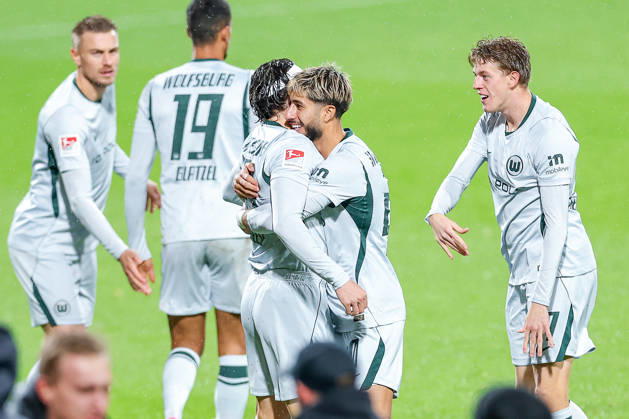 23.10.2026, Fußball, VfL Bochum - VfL Wolfsburg, 2. Fußball-Bundesliga, 9. Spieltag, Vonovia Ruhrstadion, Saison 2026 27: Torjubel nach dem Tor zum 1:0 durch Torschütze Fabian Reese (VfL Wolfsburg 11) zusammen mit Muhammed Damar (VfL Wolfsburg 20) Alexander Bernhardsson (VfL Wolfsburg 17) DFB regulations prohibit any use of photographs as image sequences and or quasi-video. Nordrhein-Westfalen Deutschland