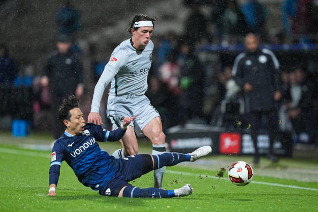 23.10.2026, xydrx, Fußball, 2. Fußball Bundesliga, VfL Bochum - VfL Wolfsburg, Saison 2026 2027, Ruhrstadion: Koji Miyoshi (VfL Bochum, 23) im Zweikampf gegen Fabian Reese (VfL Wolfsburg, 11) DFB regulations prohibit any use of photographs as image sequences and or quasi-video. Copyright: HMBxMedia YannisxDreimann